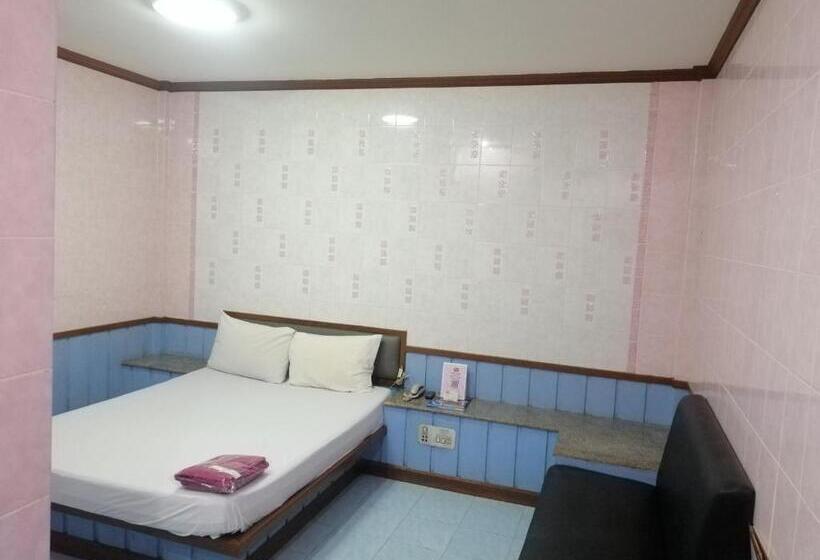 اتاق اکونومی, โรงแรม444