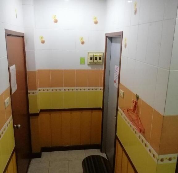 اتاق اکونومی, โรงแรม444
