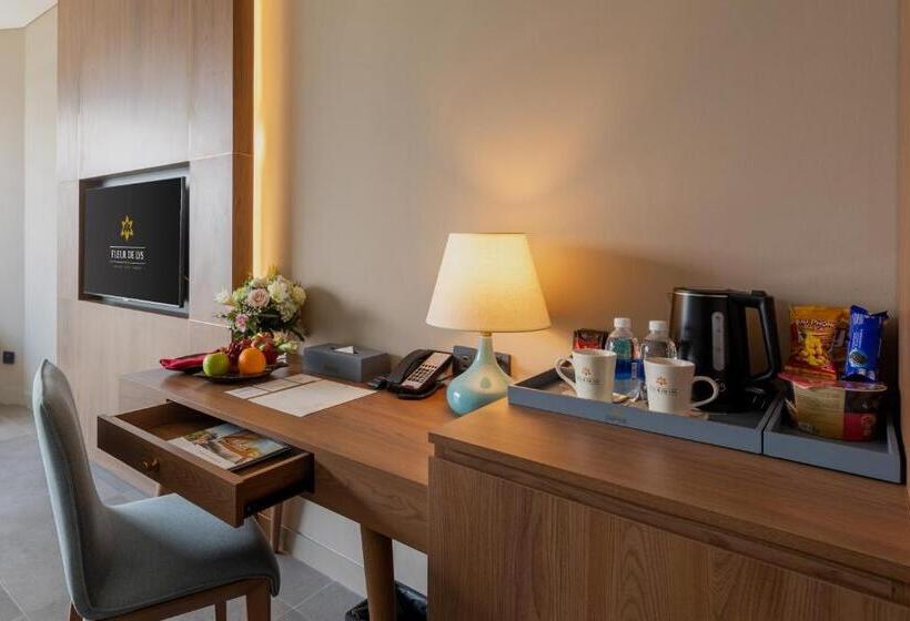 اتاق لوکس با بالکن و چشم‌انداز دریا, Fleur De Lys Hotel Quy Nhon