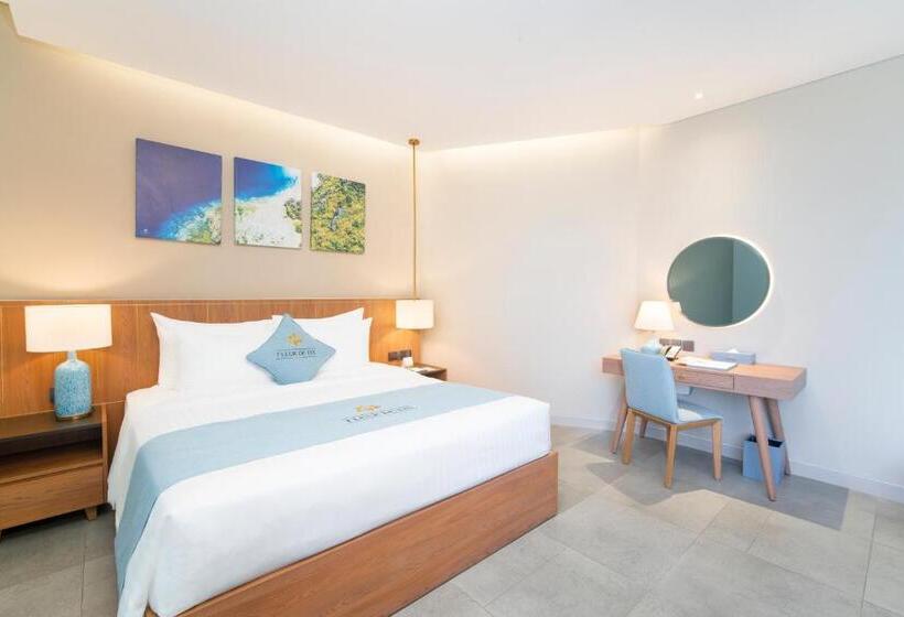 اتاق لوکس با بالکن و چشم‌انداز دریا, Fleur De Lys Hotel Quy Nhon