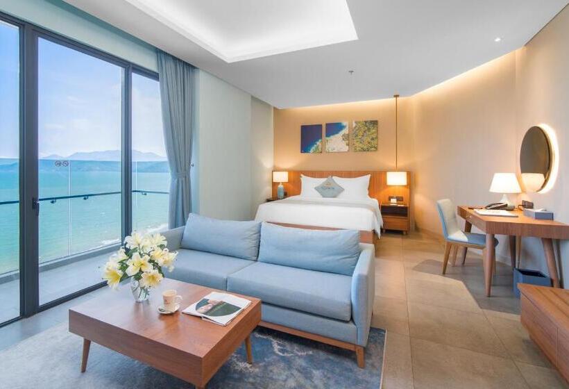اتاق لوکس با بالکن و چشم‌انداز دریا, Fleur De Lys Hotel Quy Nhon