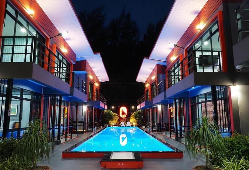 اتاق استاندارد با چشم‌انداز استخر, The Stories Resort