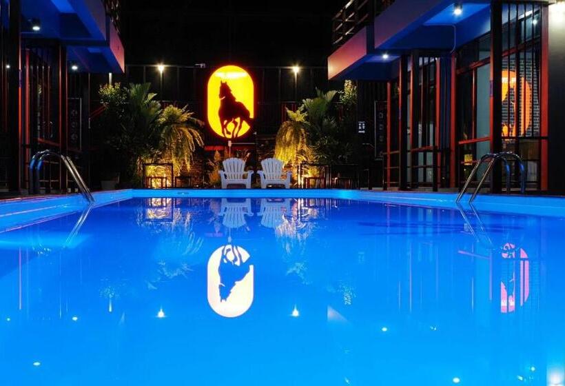 اتاق استاندارد با چشم‌انداز استخر, The Stories Resort