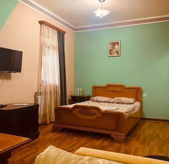 Economy Triple Room, Eco