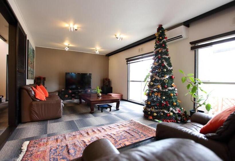 اتاق اکونومی, Jonni`s Place