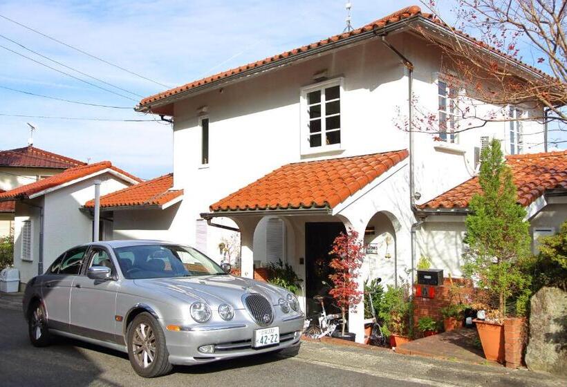 اتاق اکونومی, Jonni`s Place