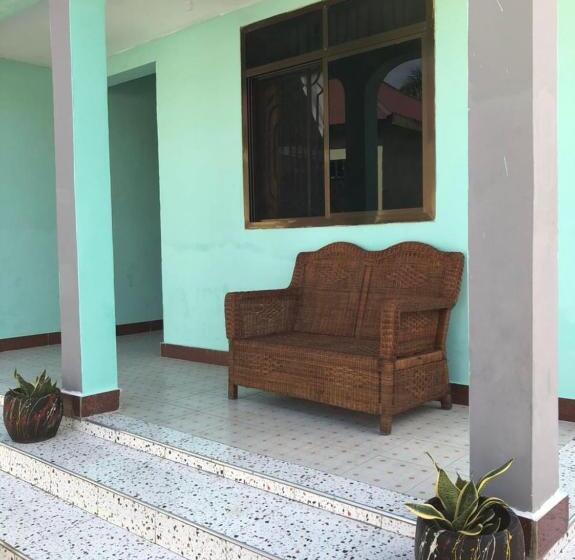 اتاق استاندارد با سرویس بهداشتی مشترک, Beswahilid B & B