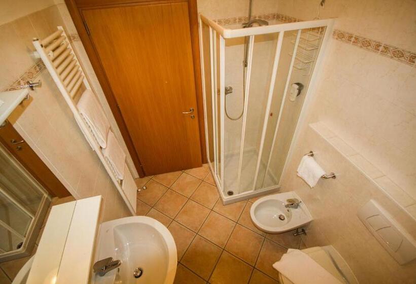 اتاق استاندارد با تراس, Albergo Lario
