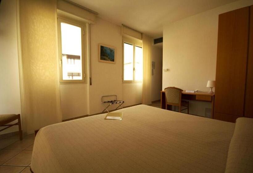 اتاق استاندارد با تراس, Albergo Lario