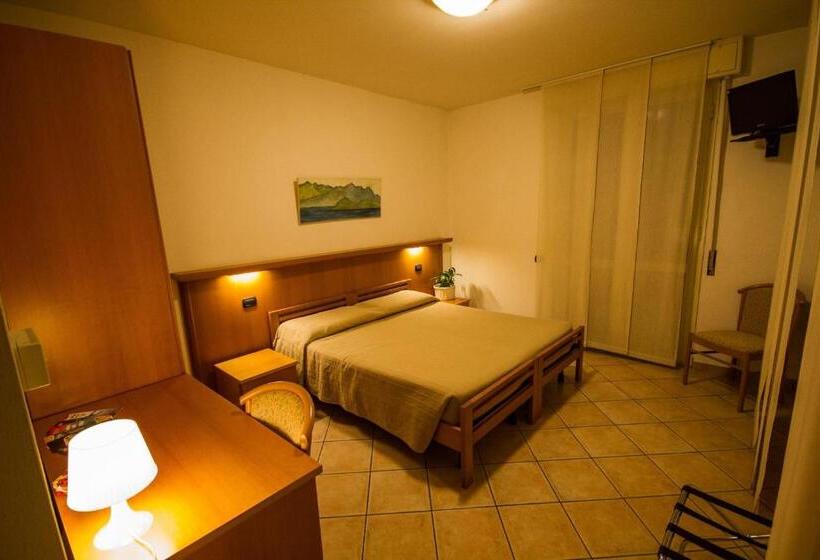 اتاق استاندارد با تراس, Albergo Lario
