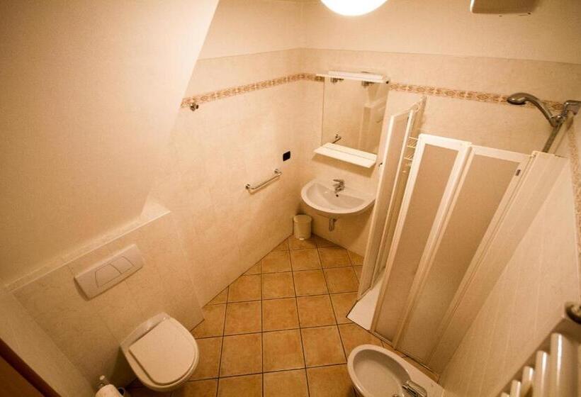 اتاق استاندارد سه نفره, Albergo Lario