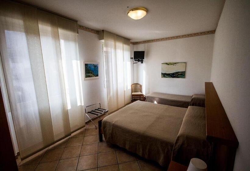 اتاق استاندارد سه نفره, Albergo Lario