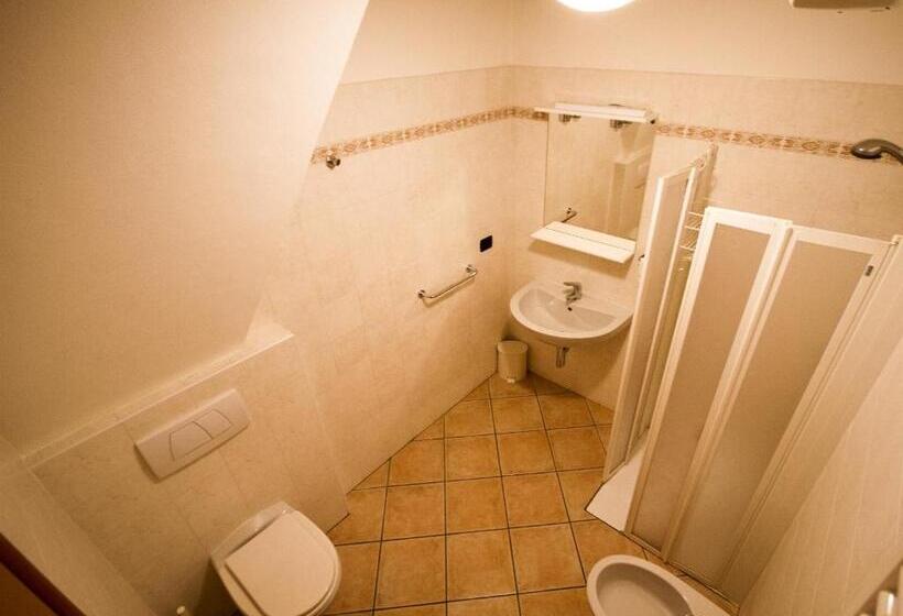 اتاق استاندارد یک نفره, Albergo Lario