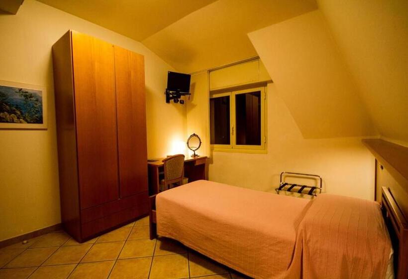 اتاق استاندارد یک نفره, Albergo Lario