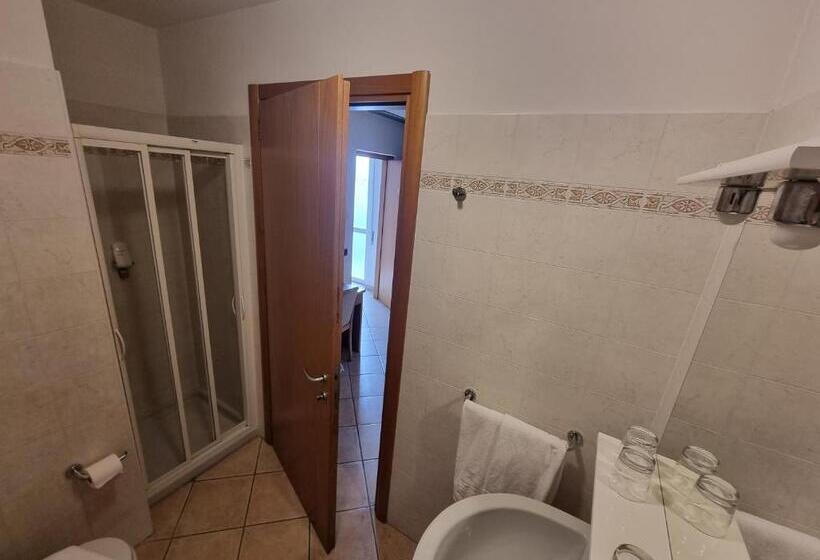 اتاق استاندارد چهار تخته, Albergo Lario