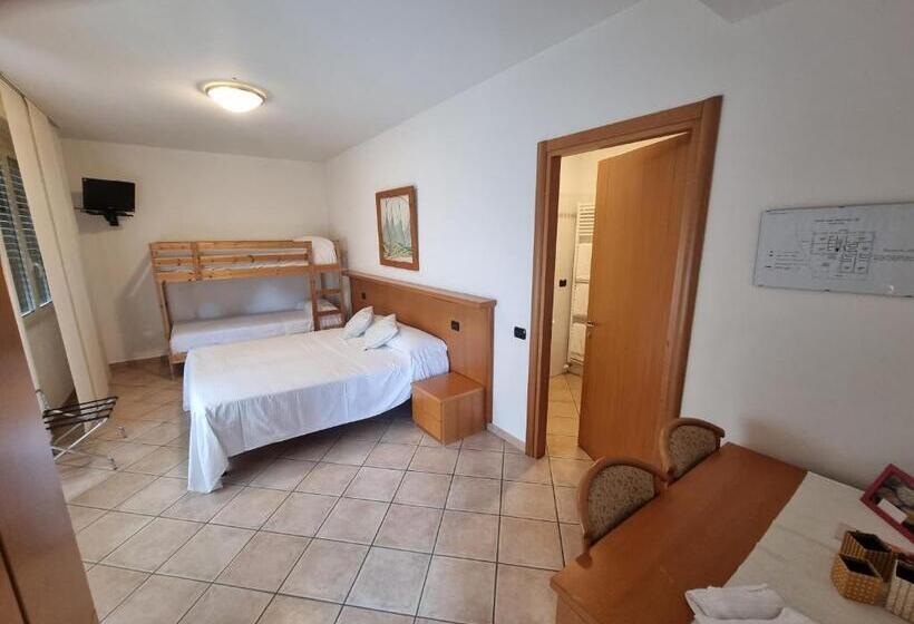 اتاق استاندارد چهار تخته, Albergo Lario