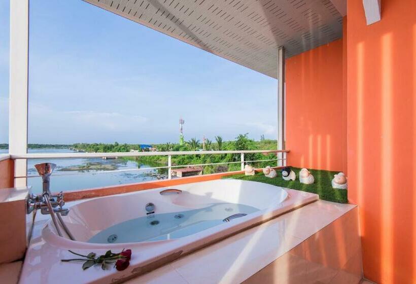 سوییت لوکس, Baan Talay See Cream Resort