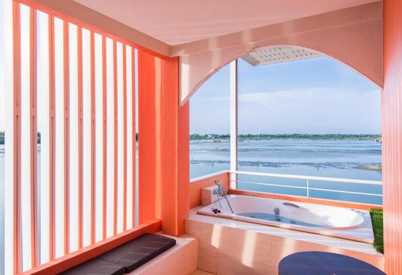 سوییت لوکس, Baan Talay See Cream Resort