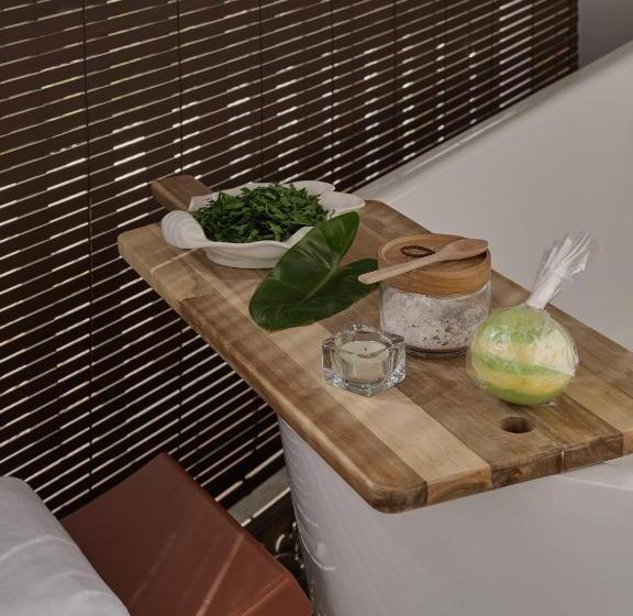سوئیت با تخت بزرگ, The Motifs Eco Hotel   Sha Extra Plus
