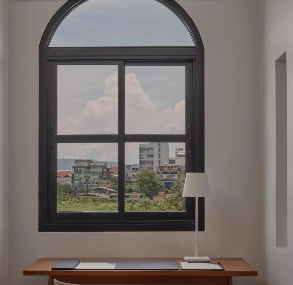 سوئیت با تخت بزرگ, The Motifs Eco Hotel   Sha Extra Plus