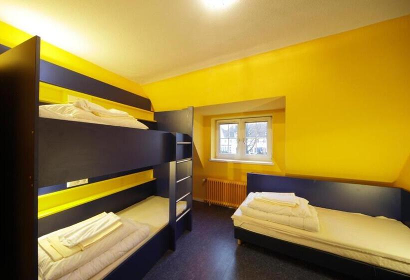 Standaard Driepersoonskamer met Gedeelde Badkamer, Bed Nbudget Expo Hostel Rooms