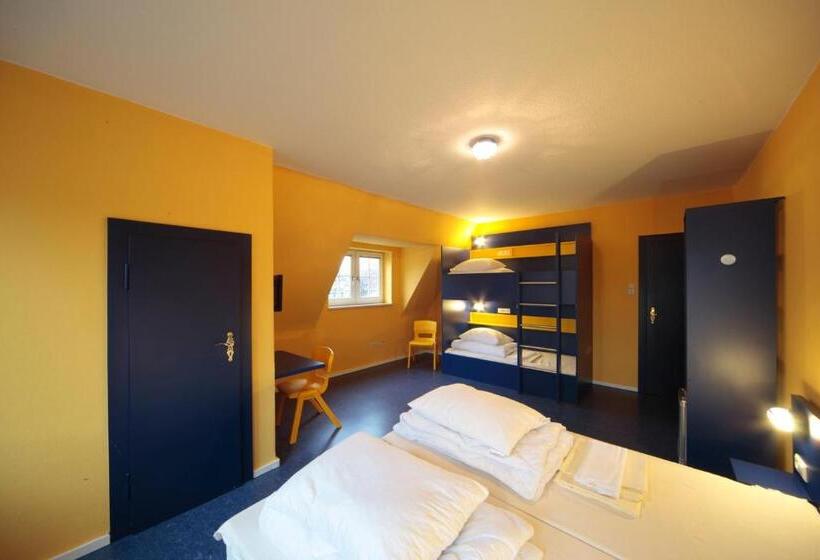 Standaard Vierpersoonskamer, Bed Nbudget Expo Hostel Rooms