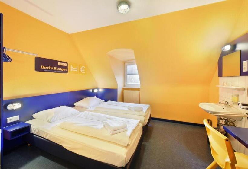 Номер Стандарт Совместная Ванная, Bed Nbudget Expo Hostel Rooms