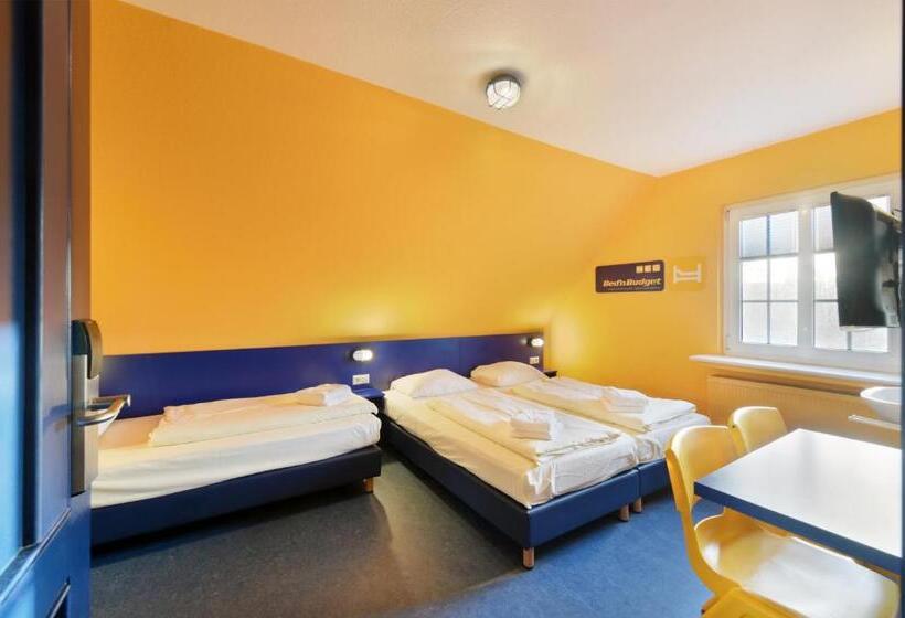 Standaard Driepersoonskamer met Gedeelde Badkamer, Bed Nbudget Expo Hostel Rooms