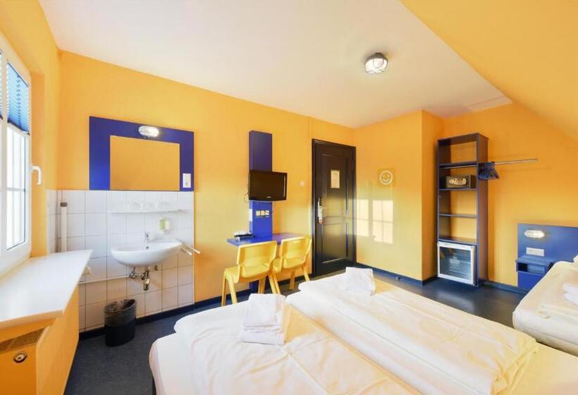 Standaard Driepersoonskamer met Gedeelde Badkamer, Bed Nbudget Expo Hostel Rooms