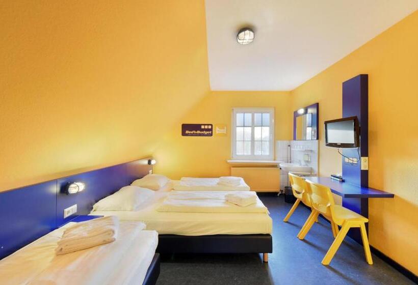 Standaard Driepersoonskamer met Gedeelde Badkamer, Bed Nbudget Expo Hostel Rooms