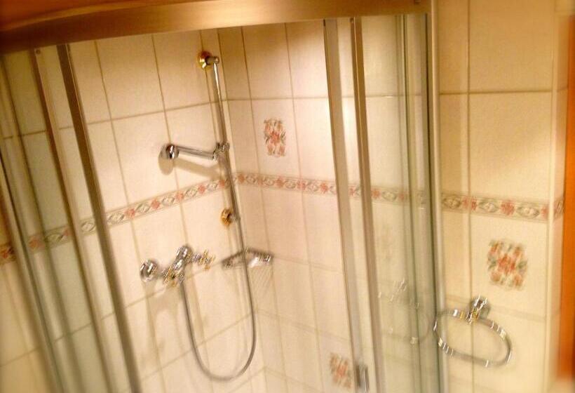 اتاق استاندارد چهار تخته, Auberge De La Poste