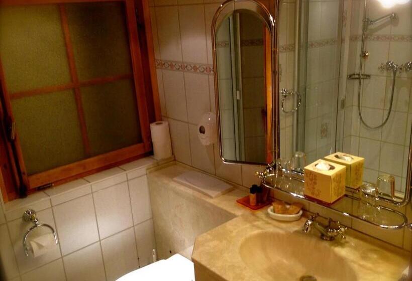اتاق استاندارد چهار تخته, Auberge De La Poste