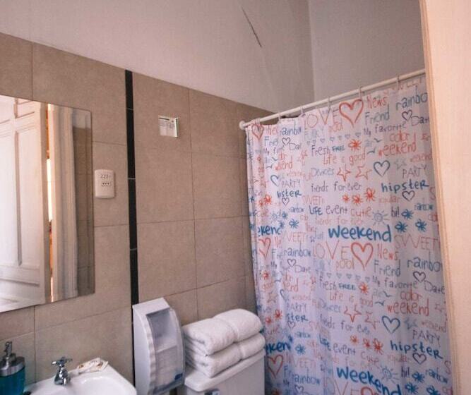 اتاق استاندارد سه تخته با سرویس بهداشتی مشترک, Happy House Hostel
