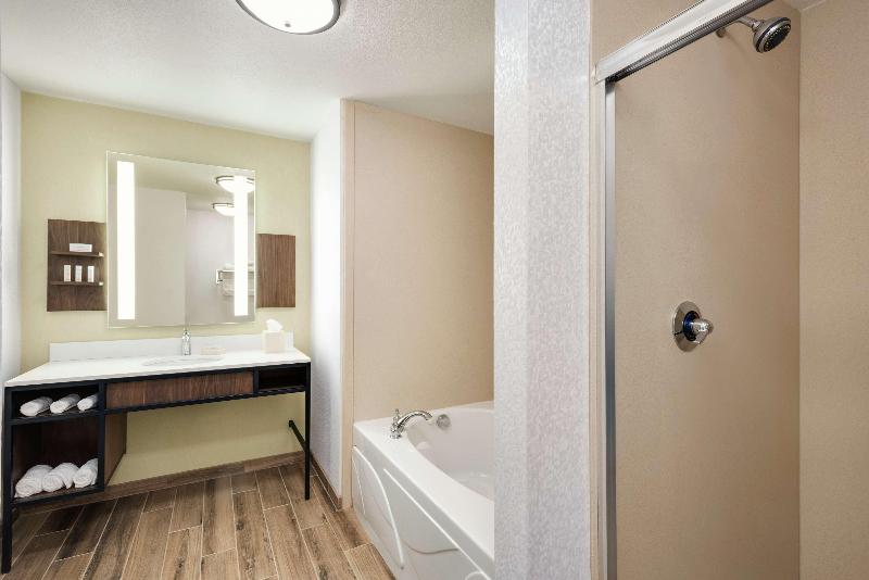 Deluxe Suite King Bed, Hilton Garden Inn Dubuque Downtown