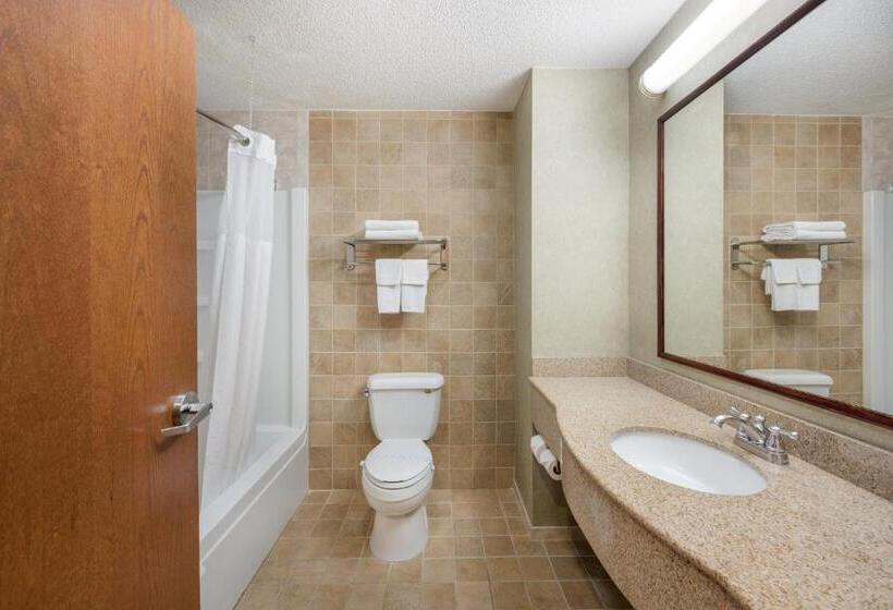 اتاق استاندارد برای معلولان, Quality Inn & Suites Fishkill South Near I 84