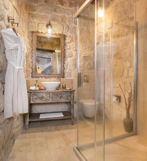 اتاق لوکس با بالکن, Elysion Cave Suites