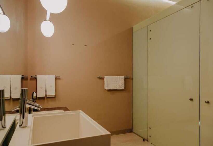 اتاق لوکس, Tá Hotel De Diseño