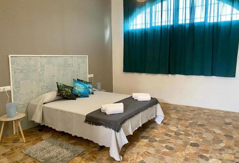 استودیو خانوادگی, Devmani Hotel Rural