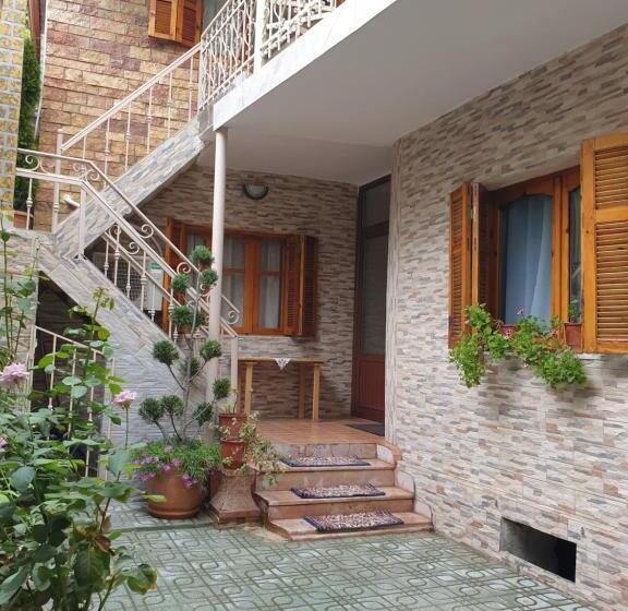 آپارتمان 1 خوابه همکف, Jordhani S House