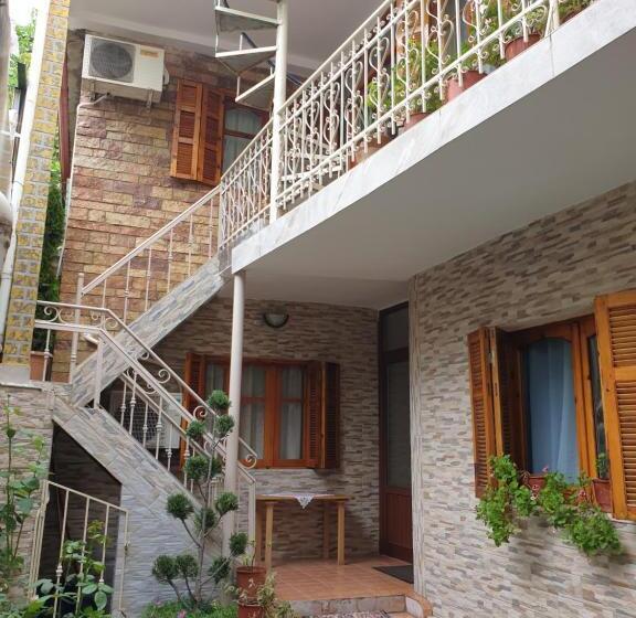 آپارتمان 1 خوابه همکف, Jordhani S House