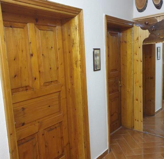آپارتمان 1 خوابه همکف, Jordhani S House