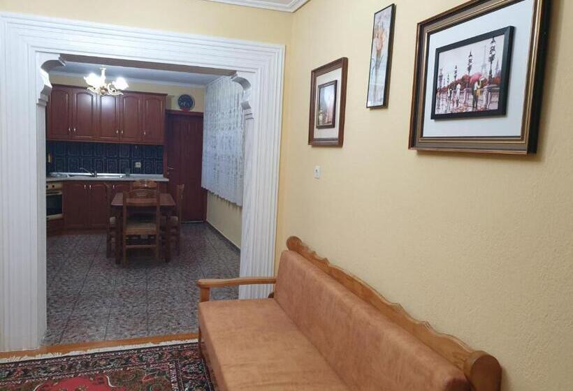 آپارتمان 1 خوابه با بالکن, Jordhani S House