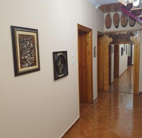 آپارتمان 1 خوابه همکف, Jordhani S House