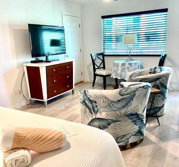 Deluxe Suite King Bed, Organic Beach Retreat