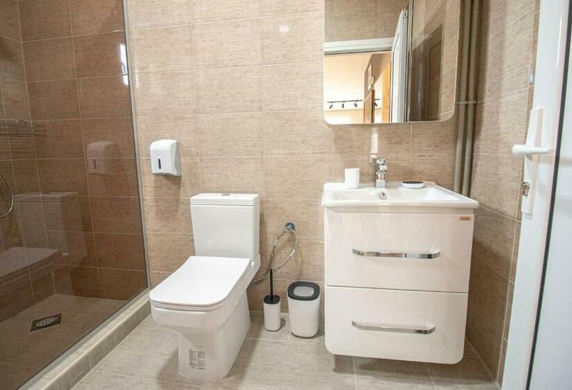 استودیوی استاندارد, Oasis Apartments