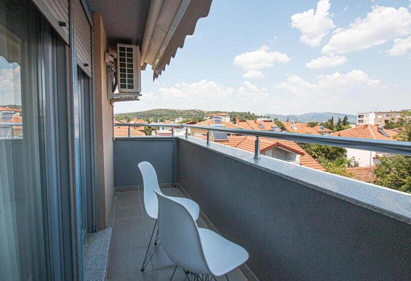 استودیوی استاندارد, Oasis Apartments