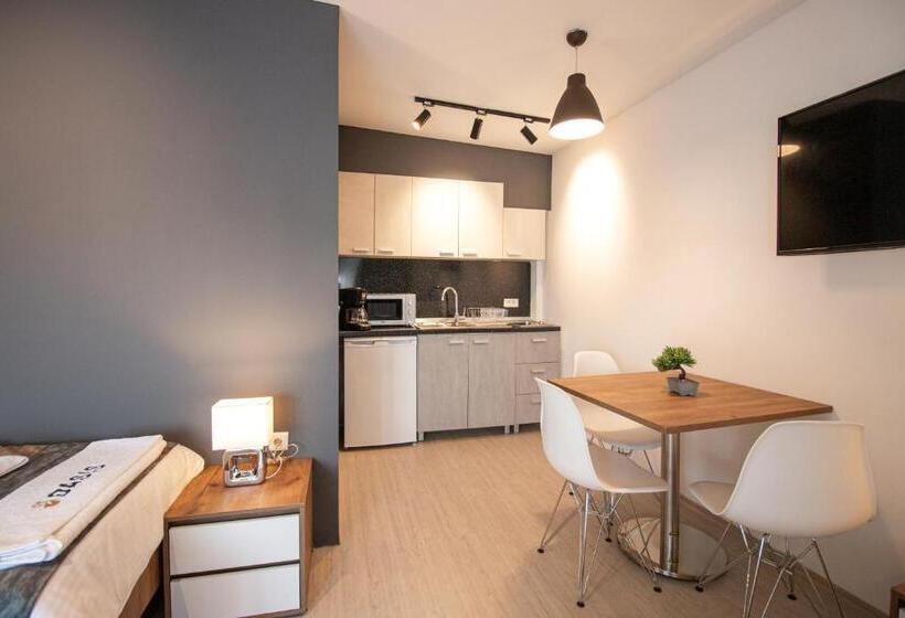 استودیوی استاندارد, Oasis Apartments