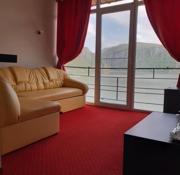 Suite with lake view, Pensiunea Decebal Resort   Cazanele Dunarii