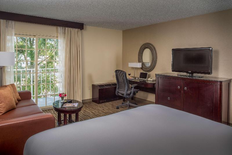 اتاق استاندارد با بالکن, Doubletree Raleigh Durham Airport At Research Triangle Park