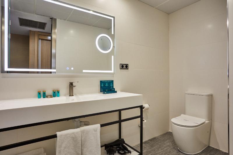 اتاق استاندارد با چشم‌انداز استخر, Doubletree Raleigh Durham Airport At Research Triangle Park